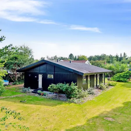 Iolani - 1-3km From The Sea By Interhome *